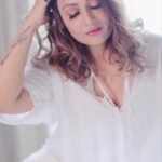 Urvashi Dholakia Instagram – Have a good #sunday evening ✨💋 #throwback #video
:
:
#urvashidholakia #reels #trending #song #instagood #reelitfeelit #white  #love