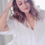 Urvashi Dholakia Instagram - Have a good #sunday evening ✨💋 #throwback #video : : #urvashidholakia #reels #trending #song #instagood #reelitfeelit #white #love