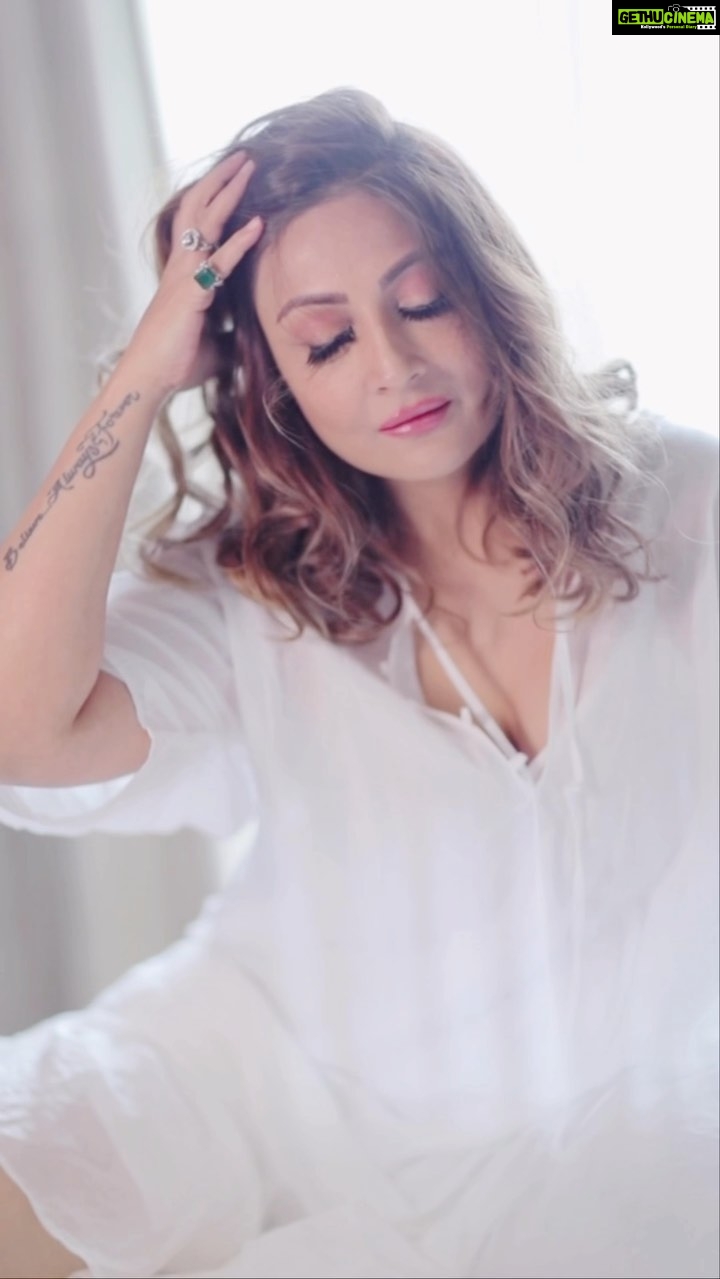 Urvashi Dholakia Instagram - Have a good #sunday evening ✨💋 #throwback #video : : #urvashidholakia #reels #trending #song #instagood #reelitfeelit #white #love