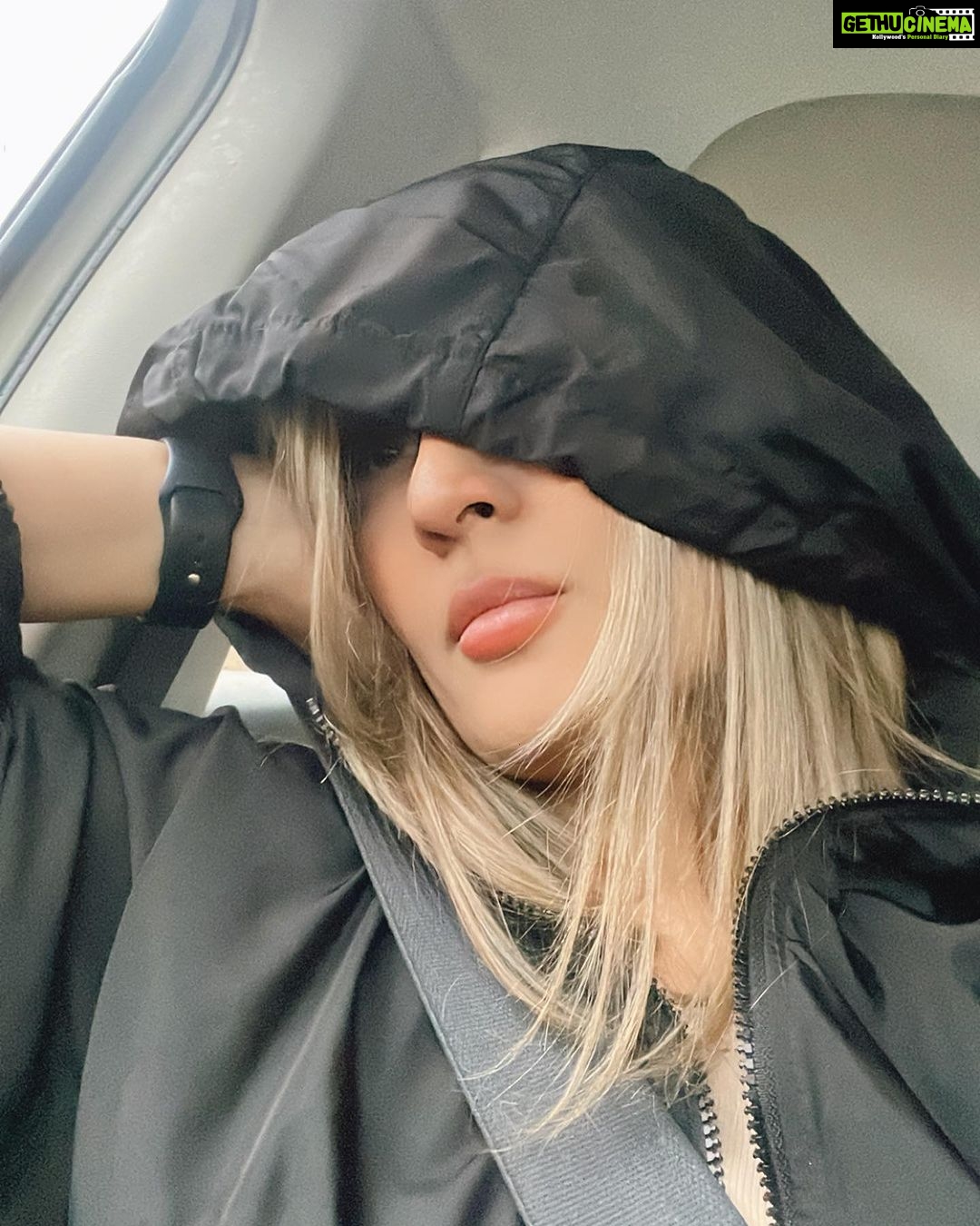 Urvashi Dholakia Instagram - RAIN 🌧️☔️ #mumbai #weather #lovingit : : #urvashidholakia #today #moment #mood #🦀
