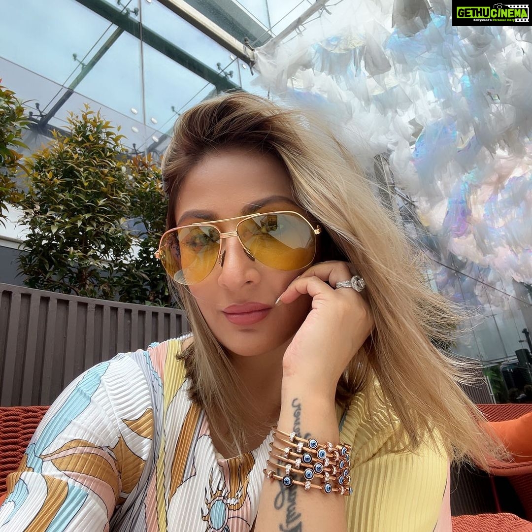 Urvashi Dholakia Instagram - Out & About ✨ #sunday #mood : : #urvashidholakia #selfie #pose #pastel #shades #love #❤️