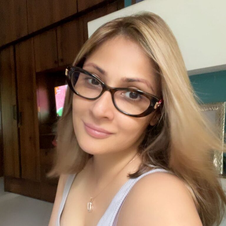 Urvashi Dholakia Instagram - Yessss it’s time I started CANDID pics ! 🥰 why should I shy away from showing my true self ?? : : #urvashidholakia #candid #selfie #unfiltered #nomakeup #saturday #mood #thisisme #❤️