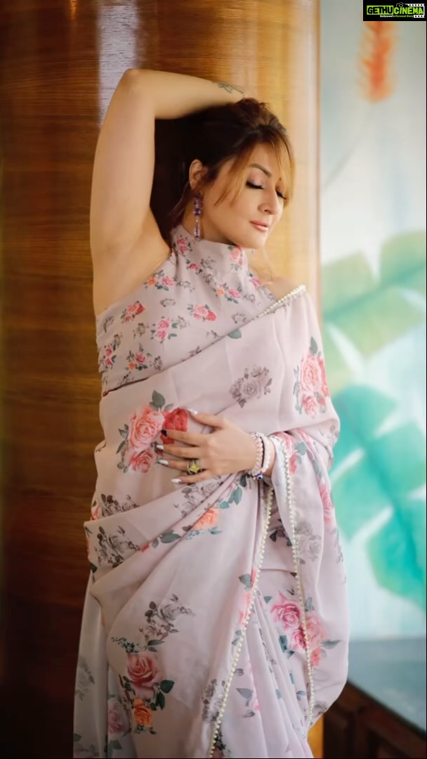 Urvashi Dholakia Instagram - Few Shades of ME 🥰✨💋 : : #urvashidholakia #reels #reelsinstagram #reelitfeelit #love #gratitude #blessed #thisisme #❤️