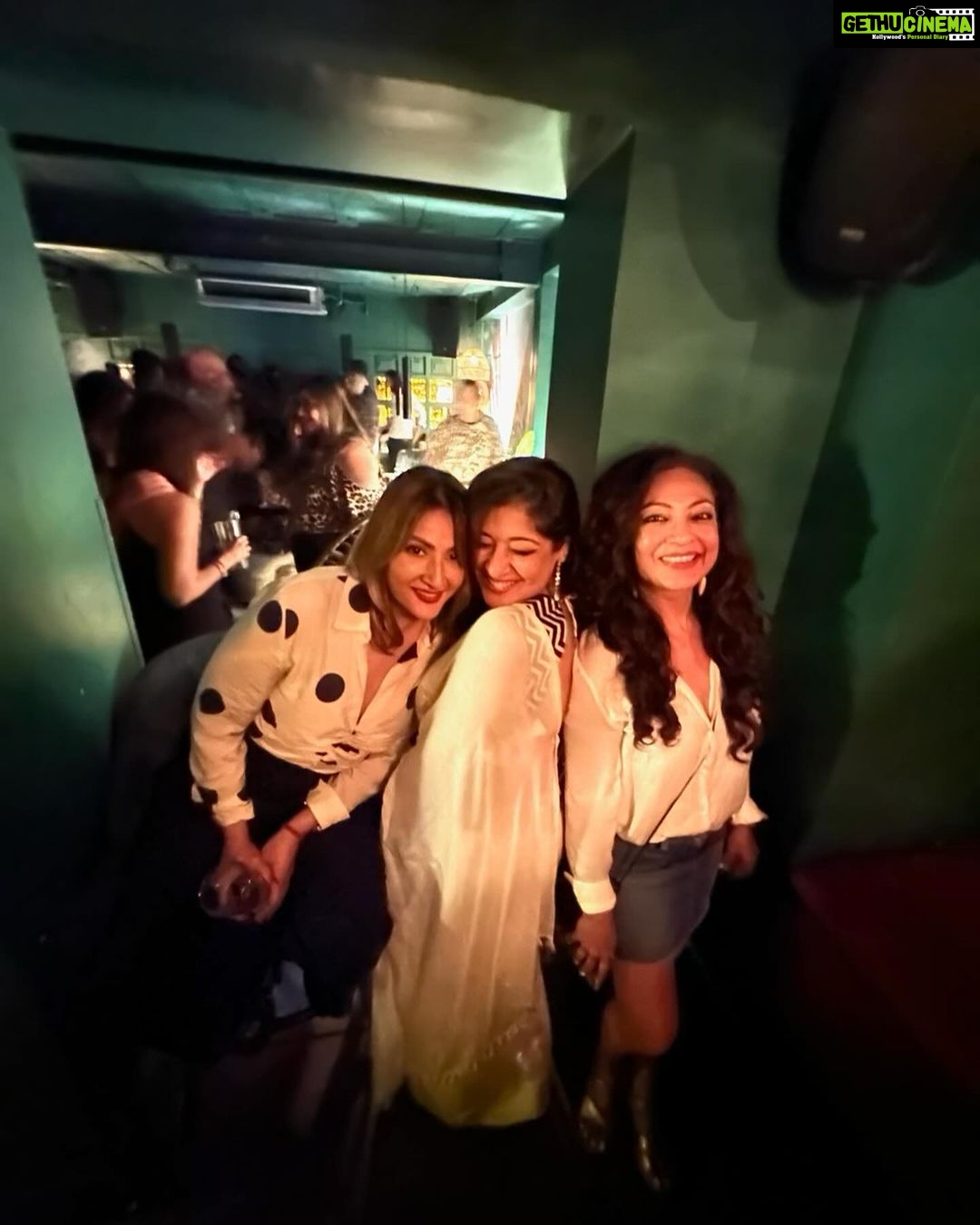 Urvashi Dholakia Instagram - Just having a good time nothing else !!!! @taranaraja @mmmjyoti @sumonachakravarti @preeti3timesbond @aneeshajanet ✨💞💃 : : #urvashidholakia #aboutlastnight #fun #times