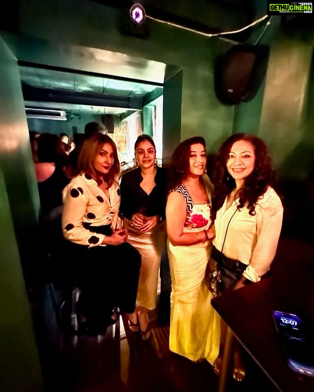Urvashi Dholakia Instagram - Just having a good time nothing else !!!! @taranaraja @mmmjyoti @sumonachakravarti @preeti3timesbond @aneeshajanet ✨💞💃 : : #urvashidholakia #aboutlastnight #fun #times