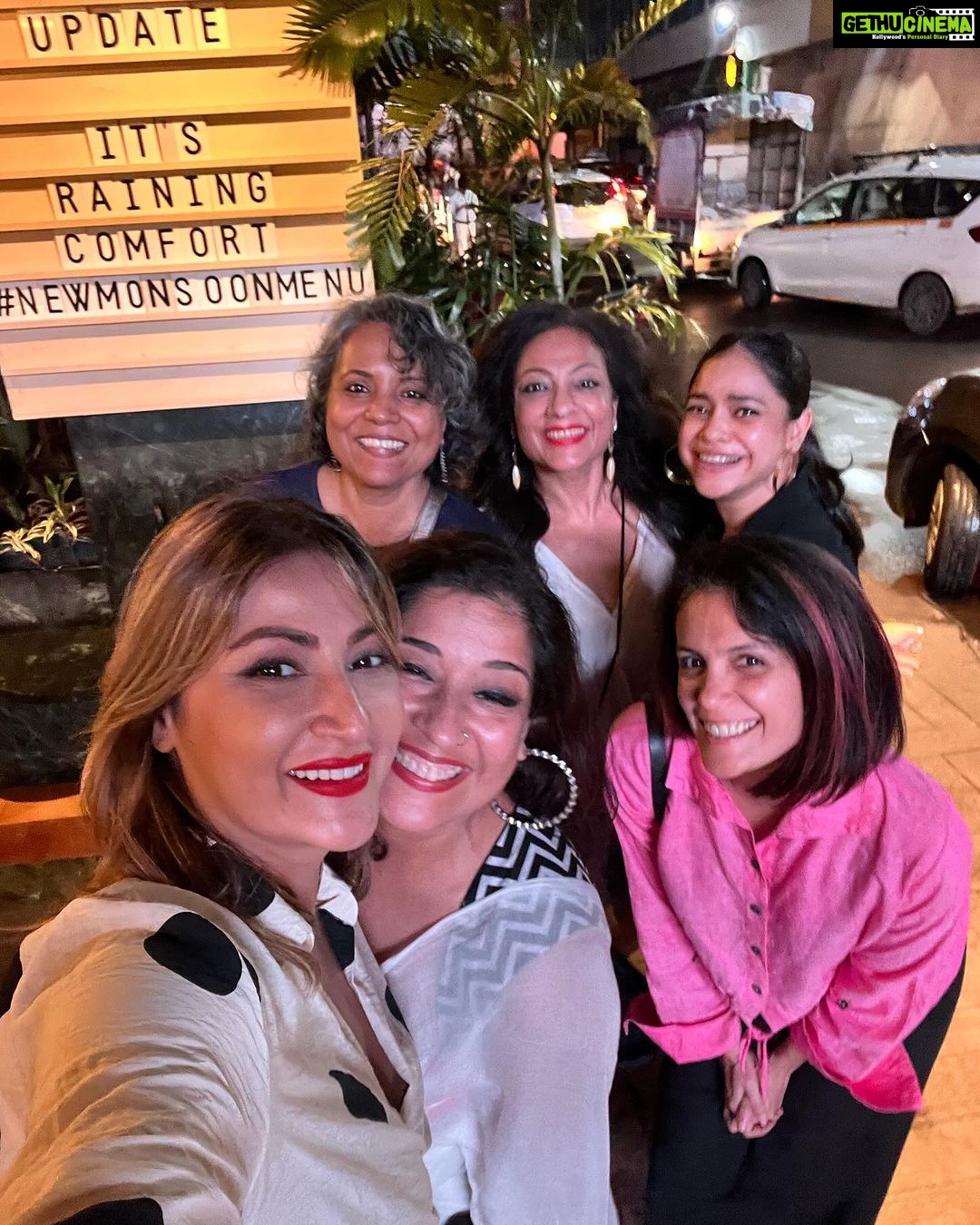 Urvashi Dholakia Instagram - Just having a good time nothing else !!!! @taranaraja @mmmjyoti @sumonachakravarti @preeti3timesbond @aneeshajanet ✨💞💃 : : #urvashidholakia #aboutlastnight #fun #times