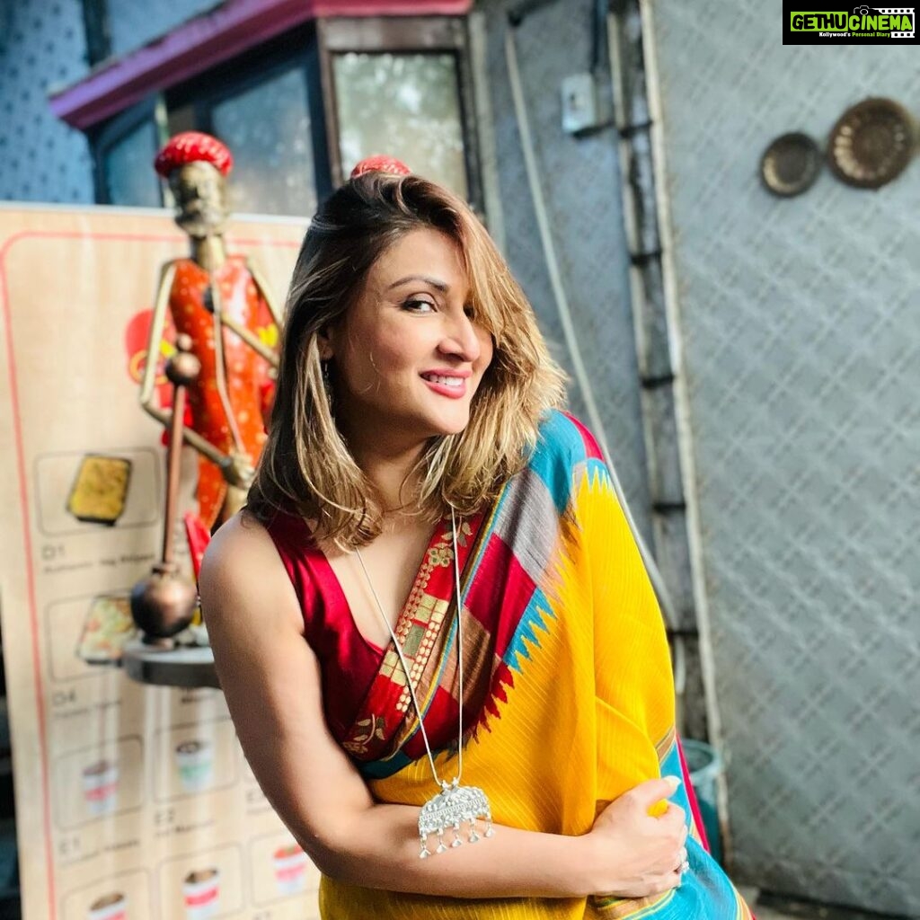 Urvashi Dholakia Instagram - Colourful Sunday 🥰 : : #urvashidholakia #saree #love #candid #justme #live #love #laugh #smile #behappy #alwaysandforever #💋
