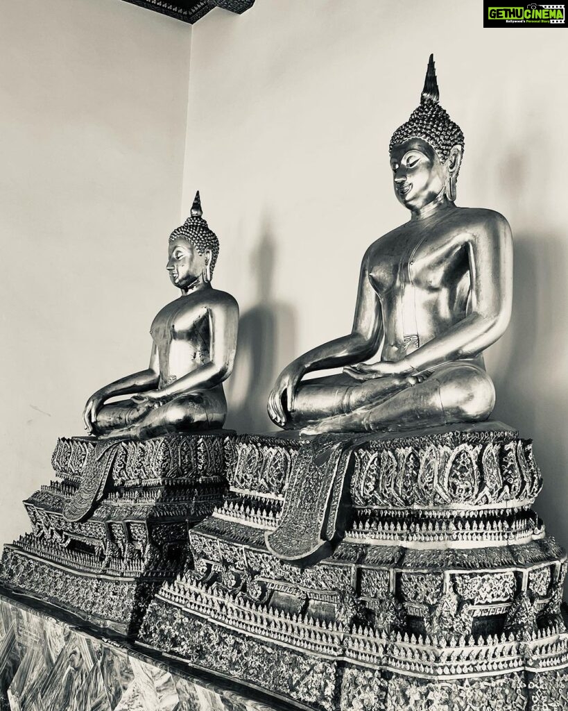 Urvashi Dholakia Instagram - Monday is a Photo Dump Day ❤✨ #🙏🏻 : : #urvashidholakia #throwback #travel #holiday #thailand #bangkok #buddha #temple #palace #beautiful #memories #🥰 #my #photography