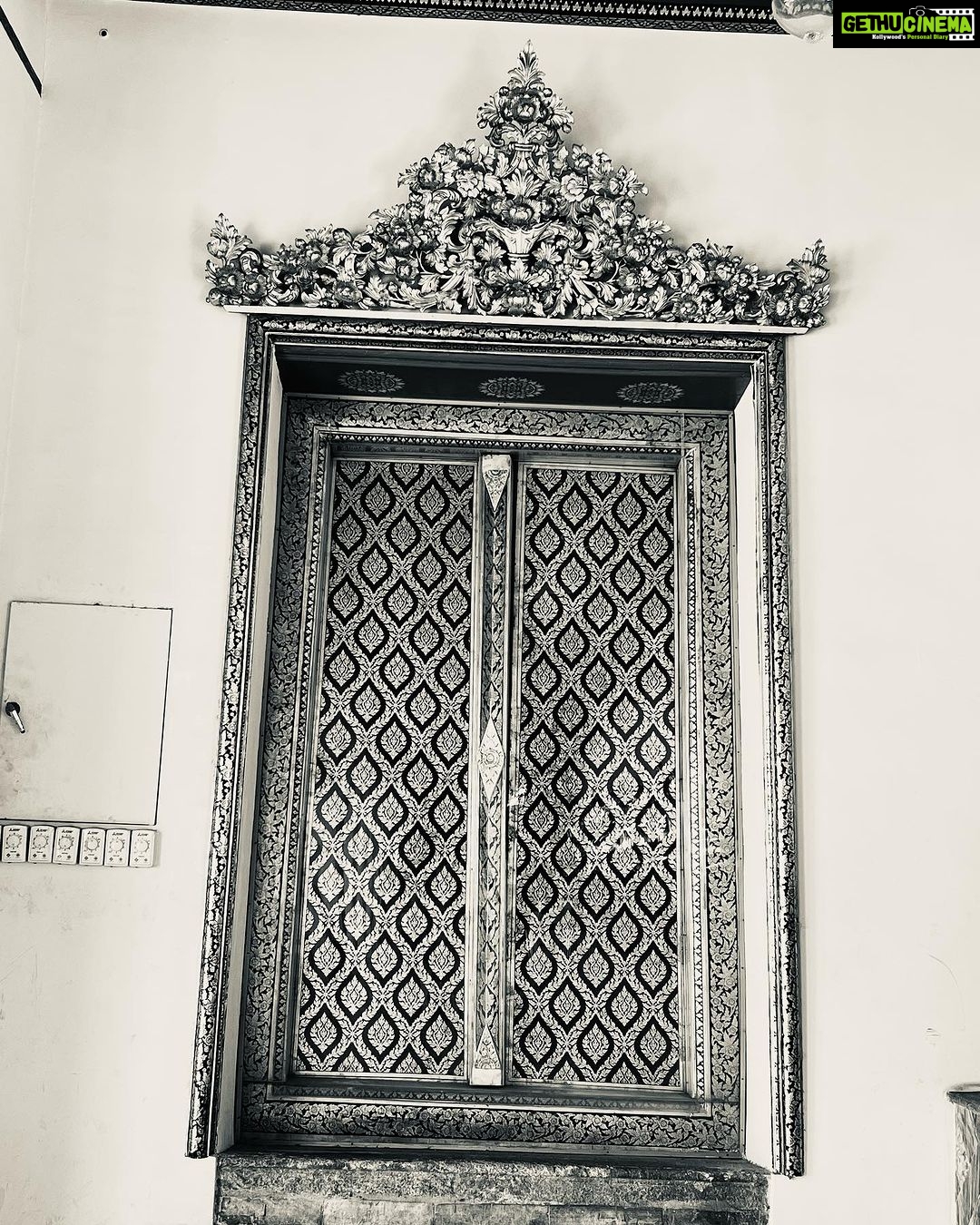 Urvashi Dholakia Instagram - Monday is a Photo Dump Day ❤️✨ #🙏🏻 : : #urvashidholakia #throwback #travel #holiday #thailand #bangkok #buddha #temple #palace #beautiful #memories #🥰 #my #photography