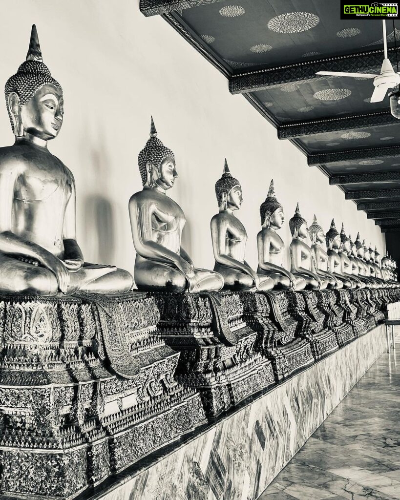 Urvashi Dholakia Instagram - Monday is a Photo Dump Day ❤✨ #🙏🏻 : : #urvashidholakia #throwback #travel #holiday #thailand #bangkok #buddha #temple #palace #beautiful #memories #🥰 #my #photography