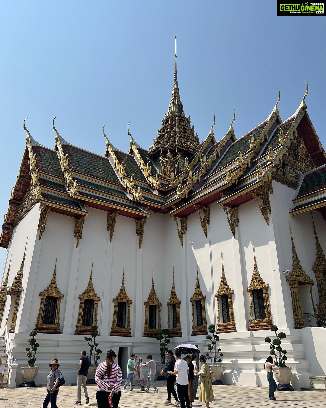 Urvashi Dholakia Instagram - Monday is a Photo Dump Day ❤️✨ #🙏🏻 : : #urvashidholakia #throwback #travel #holiday #thailand #bangkok #buddha #temple #palace #beautiful #memories #🥰 #my #photography