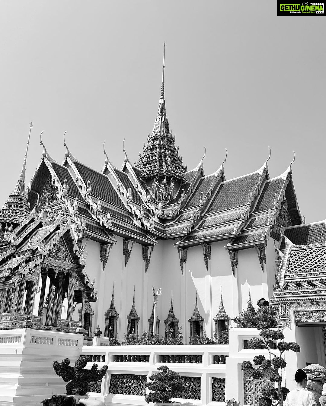 Urvashi Dholakia Instagram - Monday is a Photo Dump Day ❤️✨ #🙏🏻 : : #urvashidholakia #throwback #travel #holiday #thailand #bangkok #buddha #temple #palace #beautiful #memories #🥰 #my #photography