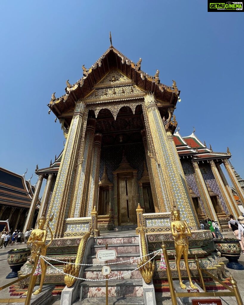 Urvashi Dholakia Instagram - Monday is a Photo Dump Day ❤️✨ #🙏🏻 : : #urvashidholakia #throwback #travel #holiday #thailand #bangkok #buddha #temple #palace #beautiful #memories #🥰 #my #photography