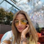 Urvashi Dholakia Instagram - Out & About ✨ #sunday #mood : : #urvashidholakia #selfie #pose #pastel #shades #love #❤️