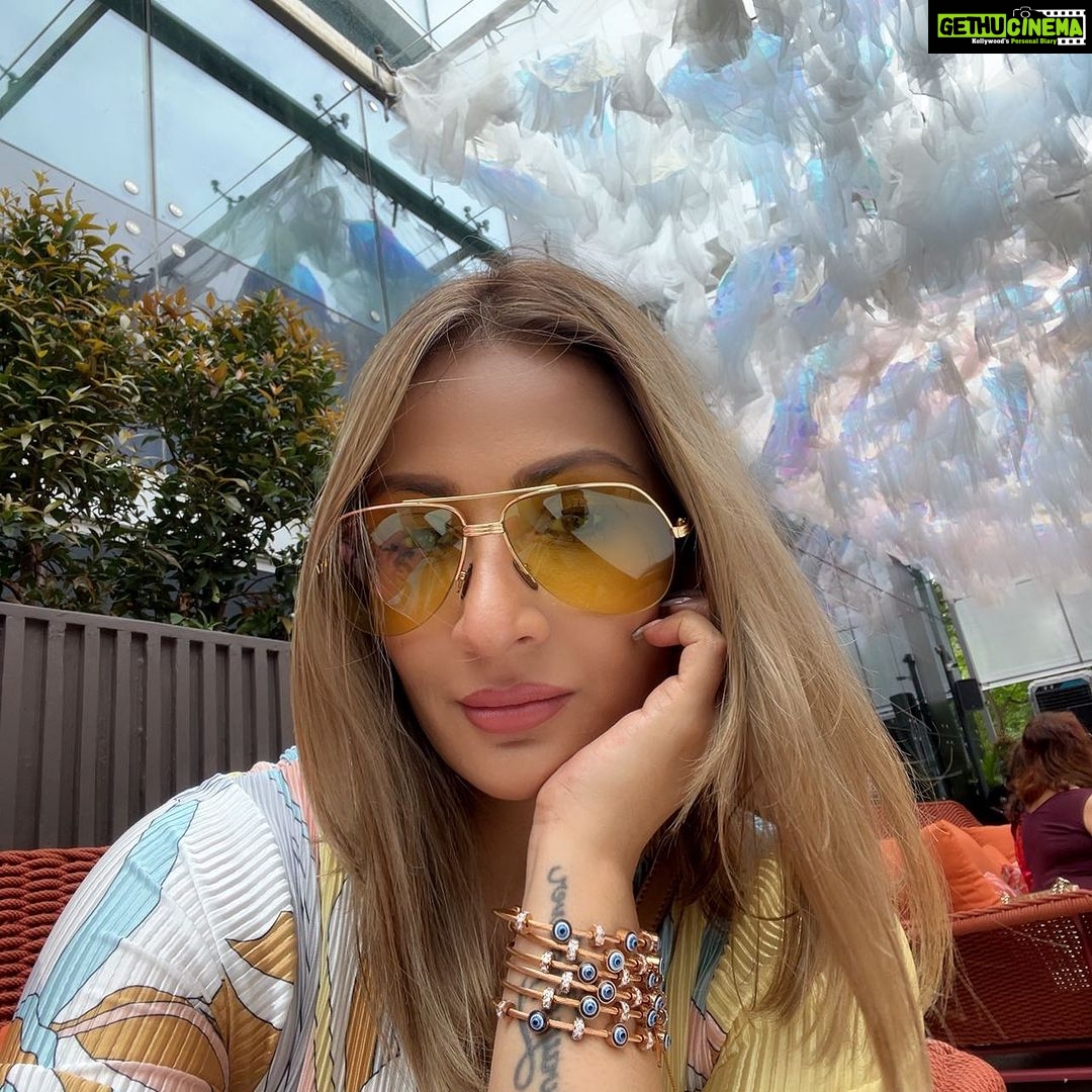 Urvashi Dholakia Instagram - Out & About ✨ #sunday #mood : : #urvashidholakia #selfie #pose #pastel #shades #love #❤️