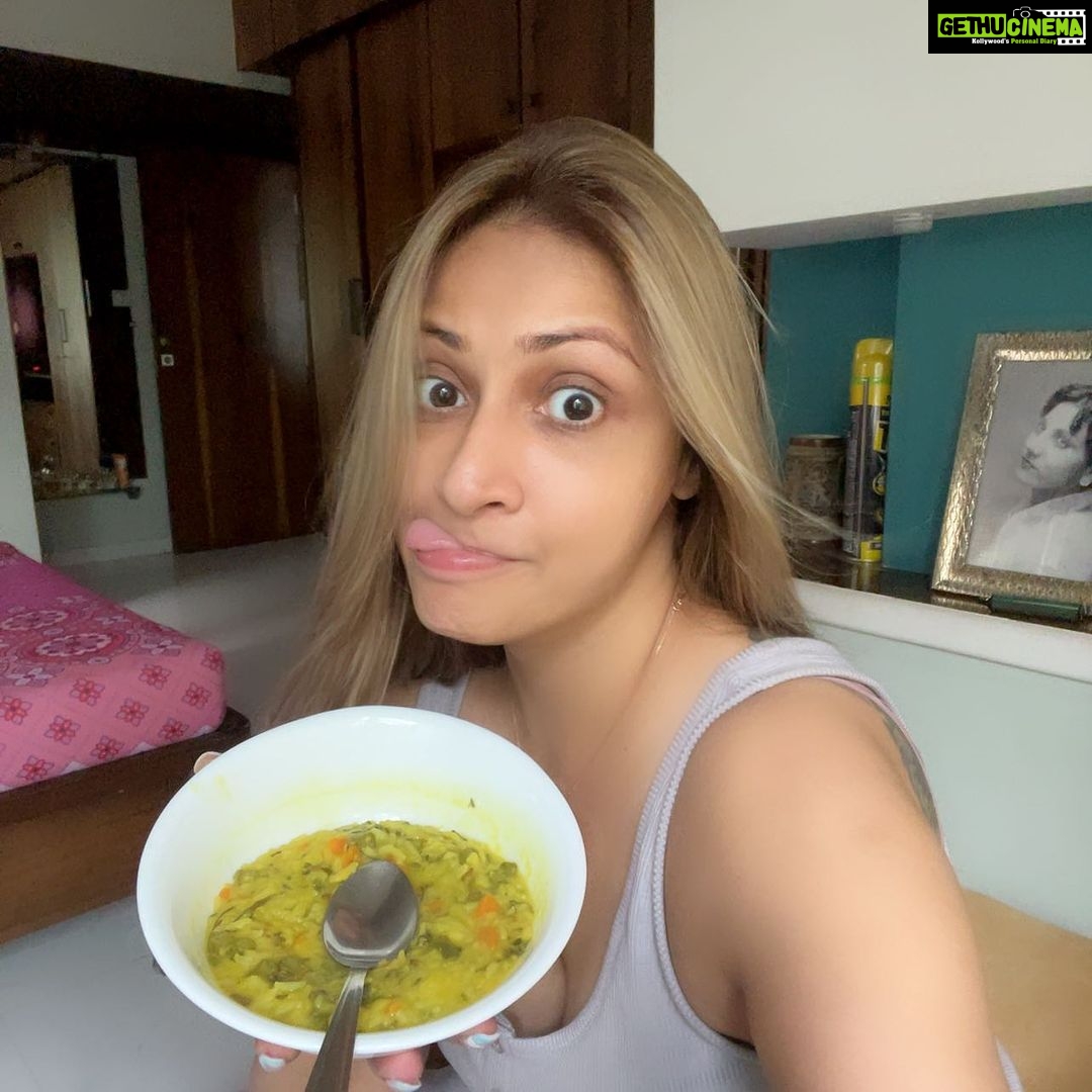 Urvashi Dholakia Instagram - Yessss it’s time I started CANDID pics ! 🥰 why should I shy away from showing my true self ?? : : #urvashidholakia #candid #selfie #unfiltered #nomakeup #saturday #mood #thisisme #❤️