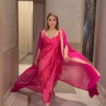 Urvashi Dholakia Instagram - VIBING JUST RIGHT WITH THIS SONG 🥰🥰 : : #urvashidholakia #reels #trending #music #loveit #reelsinstagram #reelsvideo #reelitfeelit #desigirl #vibes #pink #ootd