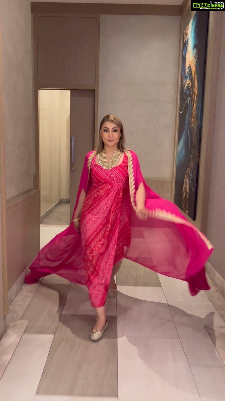 Urvashi Dholakia Instagram - VIBING JUST RIGHT WITH THIS SONG 🥰🥰 : : #urvashidholakia #reels #trending #music #loveit #reelsinstagram #reelsvideo #reelitfeelit #desigirl #vibes #pink #ootd
