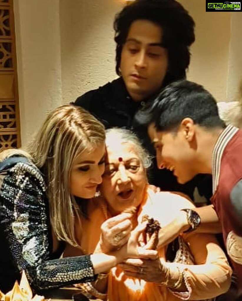 Urvashi Dholakia Instagram - Eternally blessed & and grateful for being surrounded by a beautiful family, and the most amazing friends, who have stood by me all along ❤ Thank you all so much for making my birthday so special as always but this one was clearly the best ❤❤❤❤❤❤ #happybirthdaytome 🙏🏻🥂
