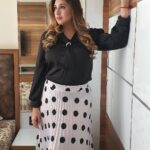 Vahbbiz Dorabjee Instagram – #grwm 
Iv been Exploring various trendy types of skirts,Get this Chic Look..
Long skirts are absolutely trendy and suit every body type..
Rate this Look from 1 to 10..
Hope you like it and try it too🙂