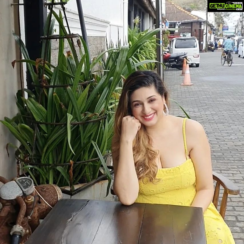 Vahbbiz Dorabjee Instagram - Wandering on the Streets of Galle #srilanka One of my favorite cafes out there Pedlars Inn.. @goldcoastfilmsofficial #visitsrilanka Outfit:- @ajiolife Galle Fort