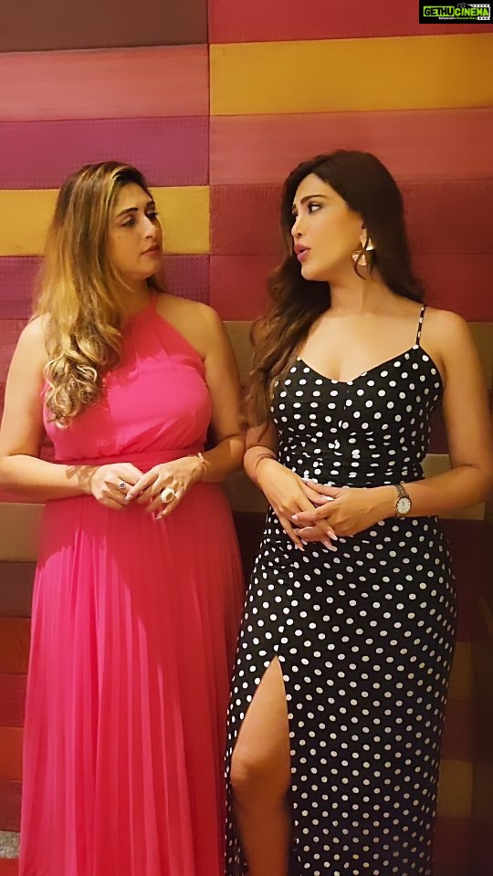 Vahbbiz Dorabjee Instagram - DIL bhi saala party badle kaisa hai jamana💔🙄 . . . . . . . . . #relationshipgoals #bestie #chitchat #trendingreel #Sunday #instagirls #dramaqueens #comedy