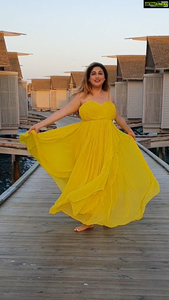 Vahbbiz Dorabjee Instagram - Have a Magic Monday❤️ Outfit:- @ordinaree.in @ananyaarora2013 Centara Ras Fushi Resort & Spa Maldives