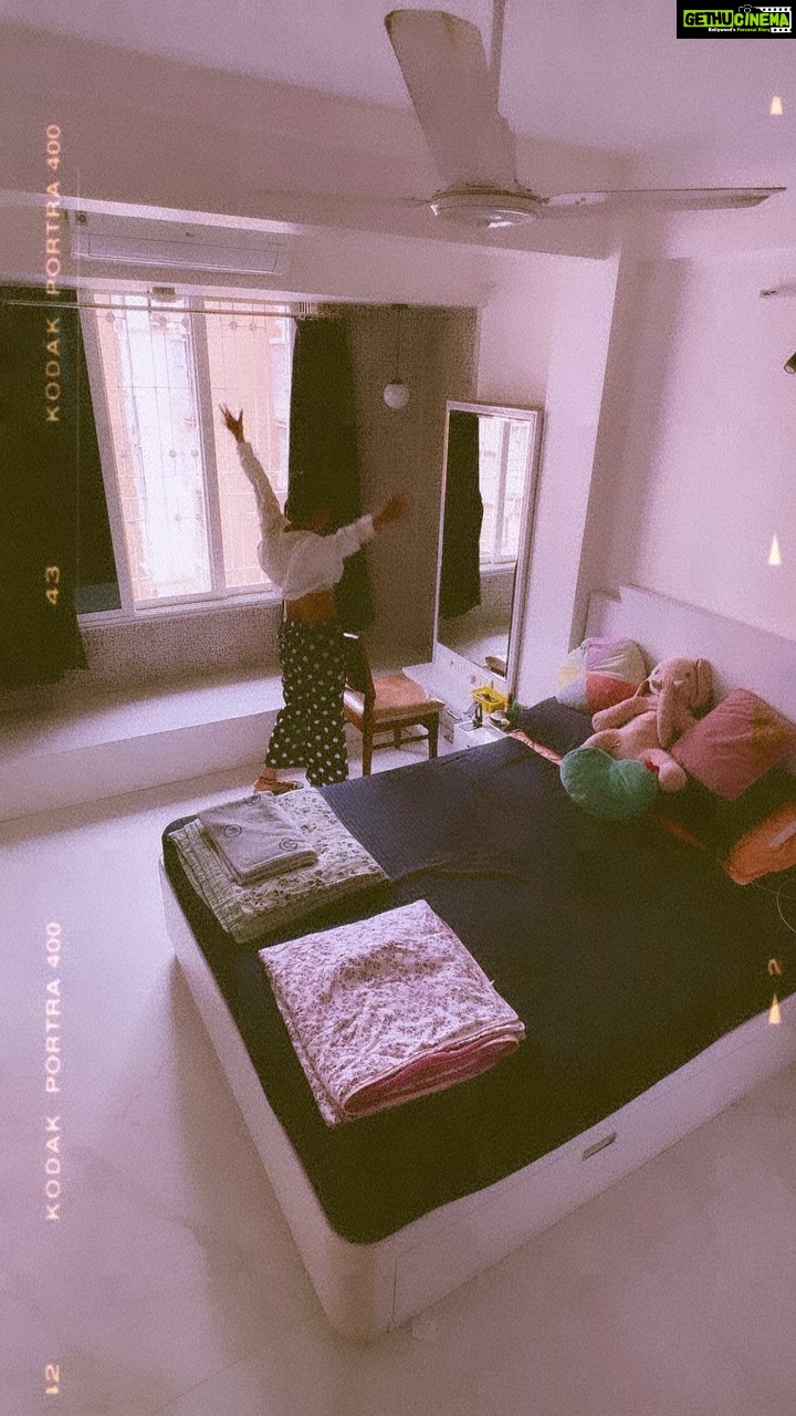 Vaibhavi Shandilya Instagram - Behind the Scenes: Multitasking Mastery with Vaibhavi Shandilya - Balancing Glamour and Chores like a Pro! #cleanliving #cleanlinessisnexttogodliness Mumbai, Maharashtra