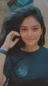 Vaibhavi Shandilya Instagram - Embracing the breeze, running fingers through my hair, finding love and peace on this beautiful Bangalore evening. 🌬️💕✌️ #bangalorediaries #peacefulevenings