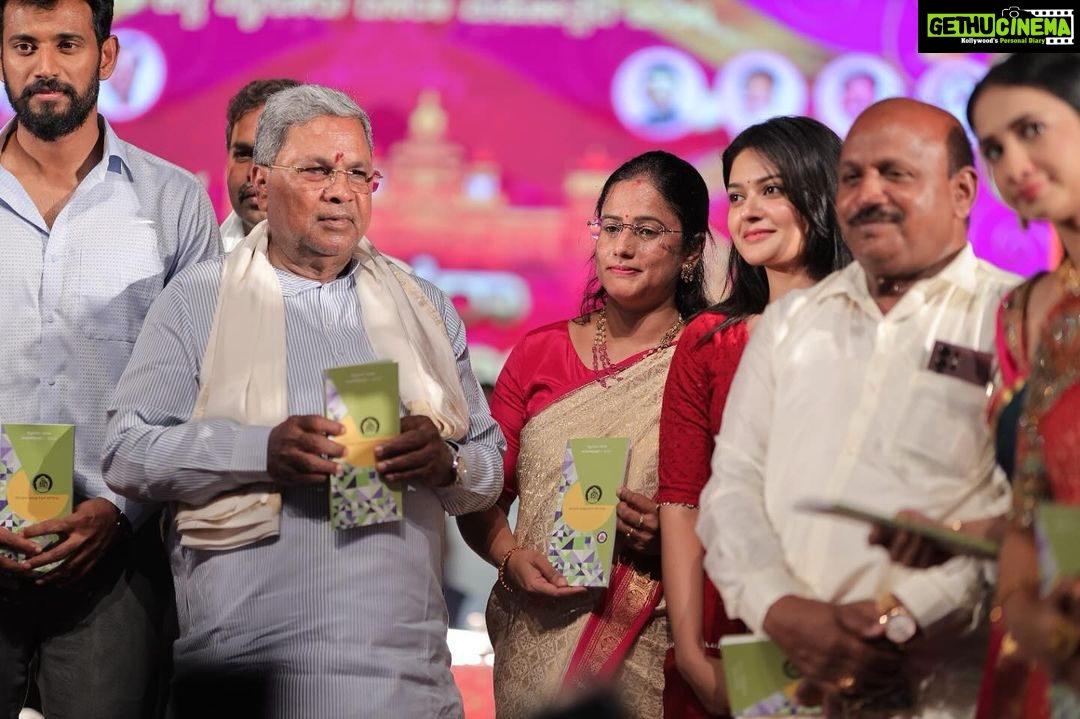 Vaibhavi Shandilya Instagram - An auspicious beginning at the Dasara Film Festival Inauguration, graced by our Karnataka’s Honorable Chief Minister @siddaramaiah_official and Mysuru Commissioner Savitha ji and other VIPs @mydff_2023 🌟🎬 #dasarafilmfestival #celebrationwithleaders. Kalamandir Mysore