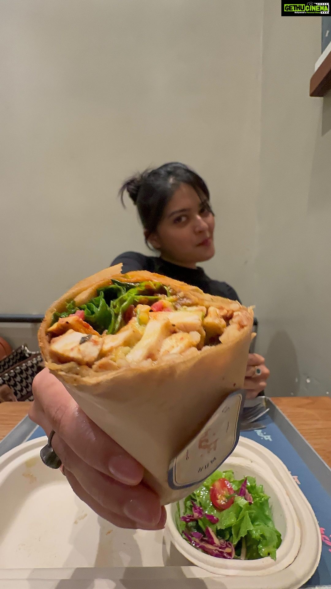 Vaibhavi Shandilya Instagram - Embracing the delicious chaos: Diving into this juicy chicken wrap with all my clumsiness and foodie passion! ππ―π€€ #messyeater #foodieadventures #foodielife #clumsyfoodie #messyeater Mumbai, Maharashtra
