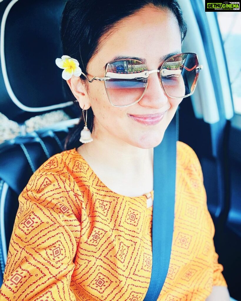 Vaidehi Parashurami Instagram - Wonder”phool” wednesday! 🌸 #selfieseries #selfie #wonderfulwednesday #floralwednesday #loveforflowers #simplicity #atitsbest #happywednesday