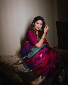Vaidehi Parashurami Instagram - साडी = प्रेम

Saree - @pratha_sarees

Hair by @nilampatel12 
Make-up by @vinayak_makeup 

Shot by @trilogy_works 

Managed by @prernaasuryawanshi 
Assisted by @poojatayde

#StarPravahGaneshotsav2023