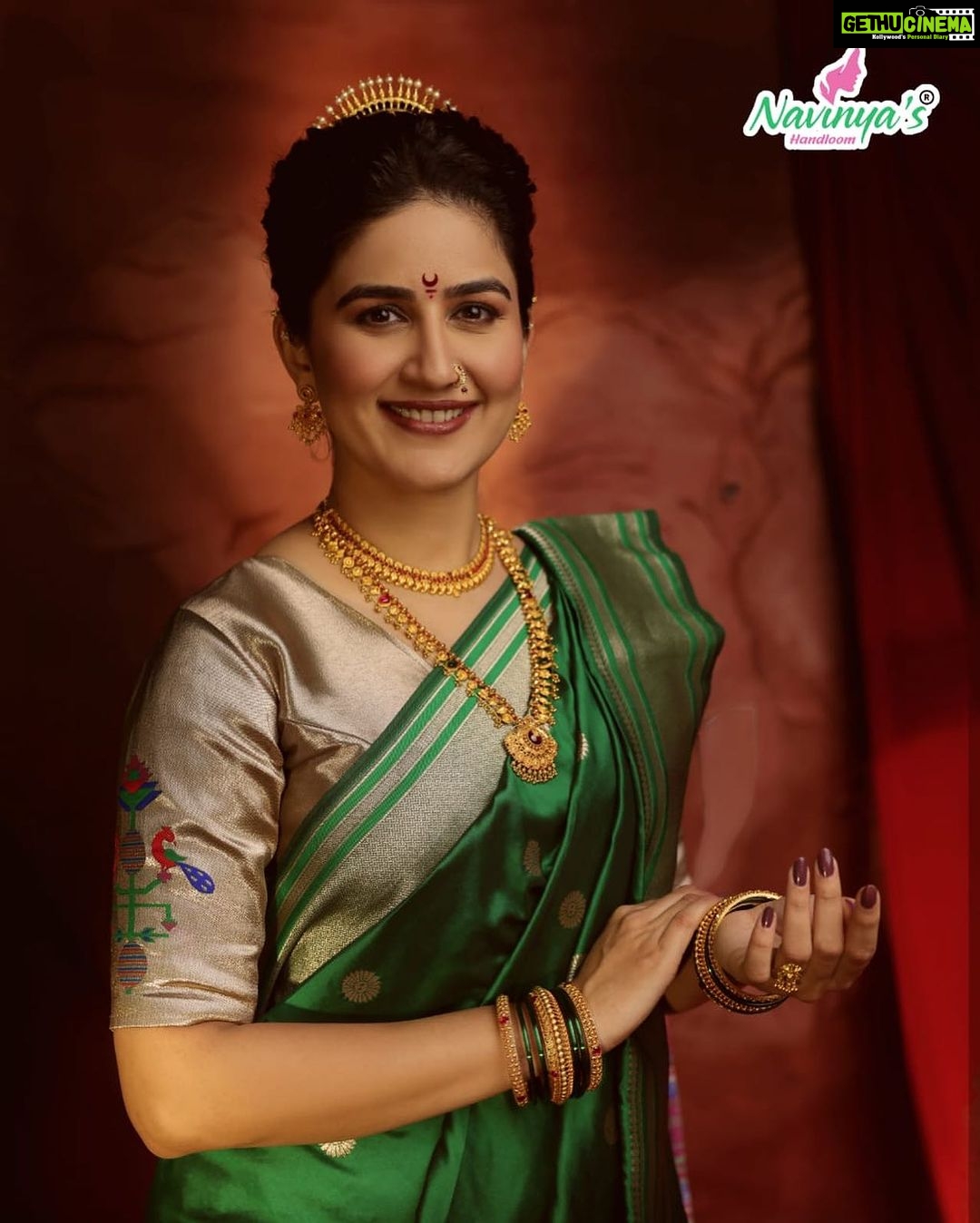 Vaidehi Parashurami Instagram - “वैदेही परशुरामी” यांनी “छोटे उस्ताद”या कार्यक्रमात “गणपती विशेष भागात” नविन्याज हँडलूमच्या नऊवारीला पसंती देऊन केलेला हा एक खास पारंपरिक लूक😍❤️ धन्यवाद @parashuramivaidehi कायम असेच प्रेम असूद्यात 🙏🙏 Mumbai, Maharashtra