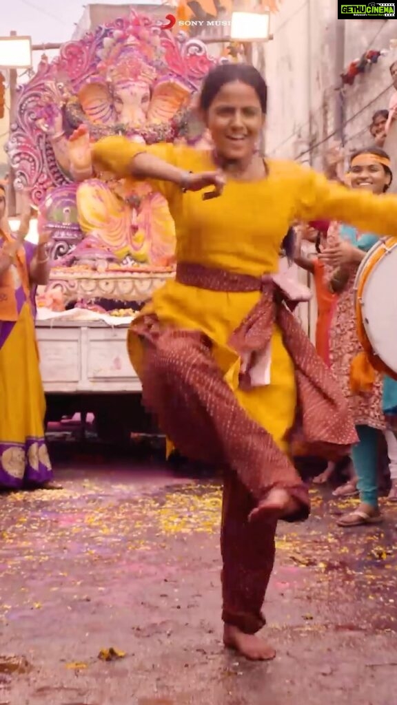 Vaishnavi Chaitanya Instagram - THE DANCE. THE EXPRESSIONS. THE ENERGY. ❤️‍🔥🔥 Recreate this dance with the hashtag #VaishnaviCelebrationDance and stand a chance to get featured ✨🥁 Watch the Full Video 🔗 tinyurl.com/VaishnaviCelebrationDance 🤩 A @vijai_bulganin Musical 🎶 @ananddeverakonda @virajashwinjarajapu @vaishnavi_chaitanya_ @sairazesh @sknonline @maruthi_official @massmoviemakers