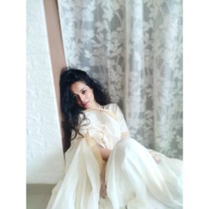 Vaishnavi Dhanraj Instagram - tere nazmon ki roohaniyat ne meri .. shaamon ki rangeeniyat badal di .. 

tune nazm ke labzon mein mujhe iss tarah piroya .. 
ki main sangeet ban gayi.. 

#frommydiary✍🏻 #selfclicked