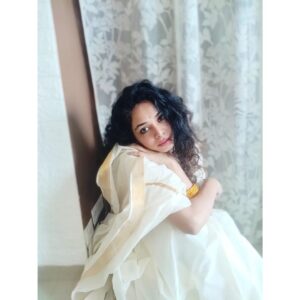 Vaishnavi Dhanraj Instagram - tere nazmon ki roohaniyat ne meri .. shaamon ki rangeeniyat badal di .. 

tune nazm ke labzon mein mujhe iss tarah piroya .. 
ki main sangeet ban gayi.. 

#frommydiary✍🏻 #selfclicked