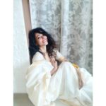 Vaishnavi Dhanraj Instagram - tere nazmon ki roohaniyat ne meri .. shaamon ki rangeeniyat badal di .. tune nazm ke labzon mein mujhe iss tarah piroya .. ki main sangeet ban gayi.. #frommydiary✍🏻 #selfclicked