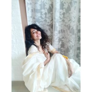 Vaishnavi Dhanraj Instagram - tere nazmon ki roohaniyat ne meri .. shaamon ki rangeeniyat badal di .. 

tune nazm ke labzon mein mujhe iss tarah piroya .. 
ki main sangeet ban gayi.. 

#frommydiary✍🏻 #selfclicked