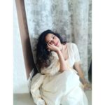 Vaishnavi Dhanraj Instagram - tere nazmon ki roohaniyat ne meri .. shaamon ki rangeeniyat badal di .. tune nazm ke labzon mein mujhe iss tarah piroya .. ki main sangeet ban gayi.. #frommydiary✍🏻 #selfclicked