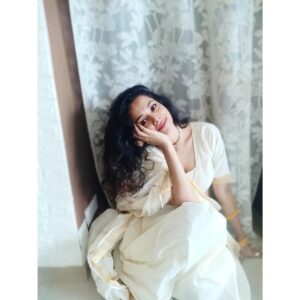 Vaishnavi Dhanraj Instagram - tere nazmon ki roohaniyat ne meri .. shaamon ki rangeeniyat badal di .. 

tune nazm ke labzon mein mujhe iss tarah piroya .. 
ki main sangeet ban gayi.. 

#frommydiary✍🏻 #selfclicked