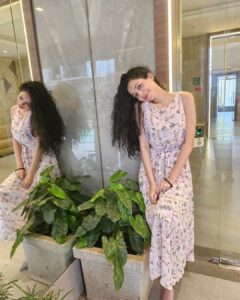Vaishnavi Dhanraj Instagram - Mirror mirror on the wall.  Who is the stupidest of them all .. ?

Me me me ..