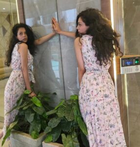 Vaishnavi Dhanraj Instagram - Mirror mirror on the wall.  Who is the stupidest of them all .. ?

Me me me ..