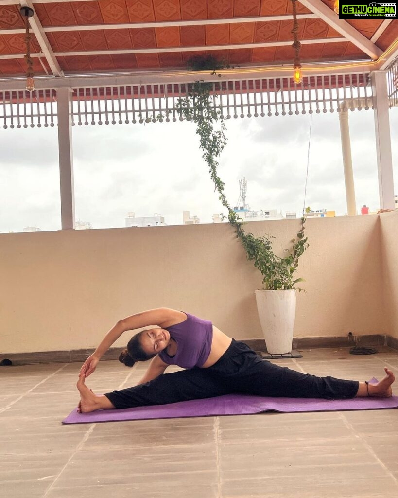 Vaishnavi Gowda Instagram - Yoga makes us find the peace which lies within us ! ✨ Yoga not just today but everyday ❤️ #internationalyogaday #yoga #yogapractice Ps - dad is my yoga partner for life .. ✨