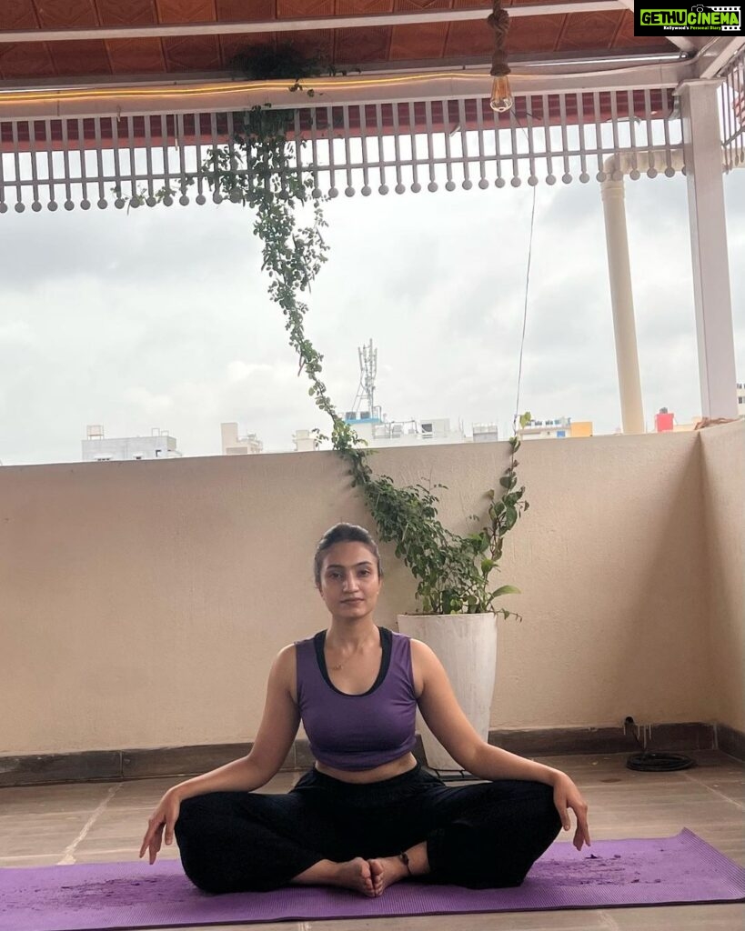 Vaishnavi Gowda Instagram - Yoga makes us find the peace which lies within us ! ✨ Yoga not just today but everyday ❤️ #internationalyogaday #yoga #yogapractice Ps - dad is my yoga partner for life .. ✨