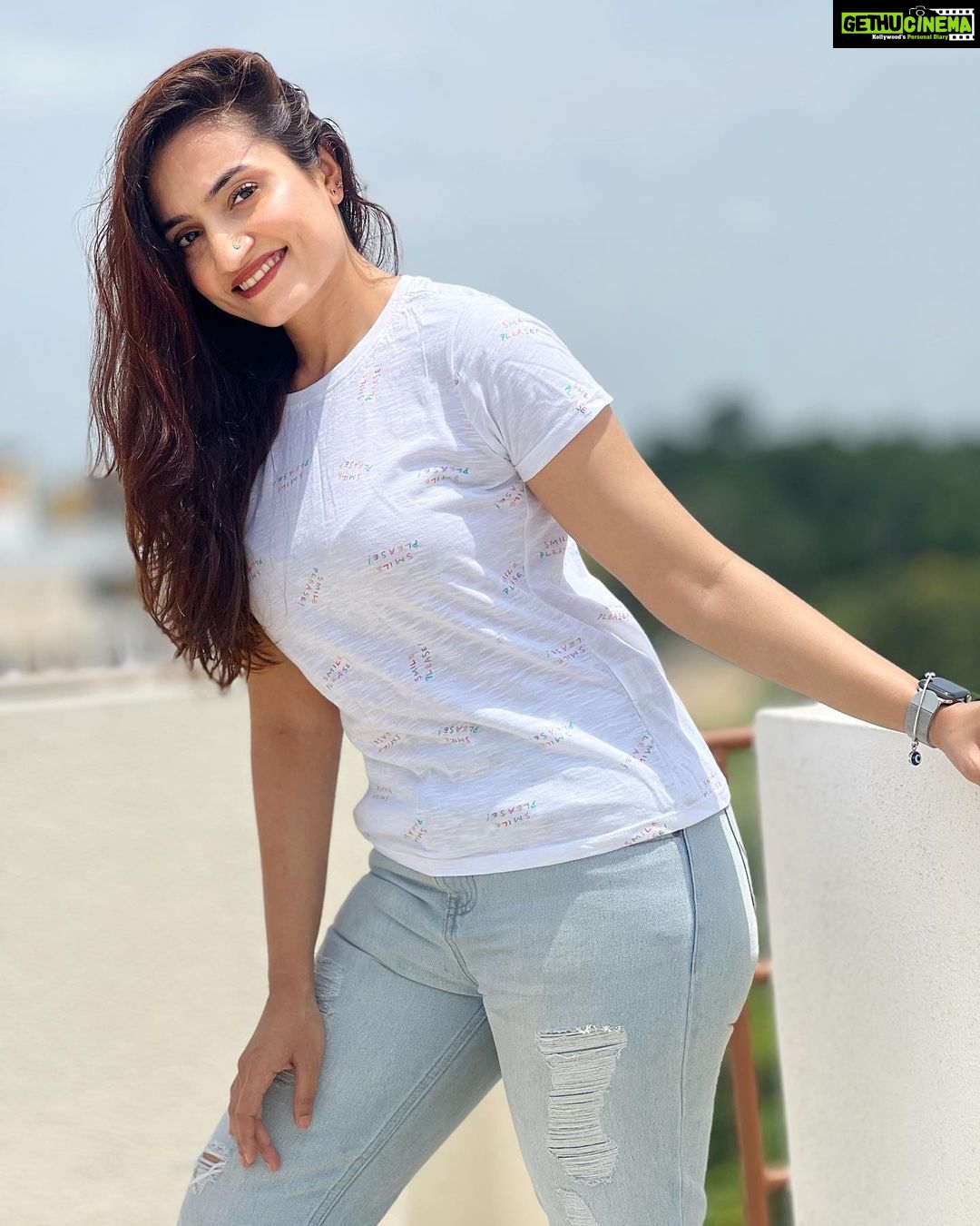 Vaishnavi Gowda Instagram - Smile please ! 🌝 that’s what my T-shirt says ☺️