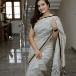 Vaishnavi Gowda Instagram - Black n white saree is a different feel 🫧 📸 - @pkstudiophotography