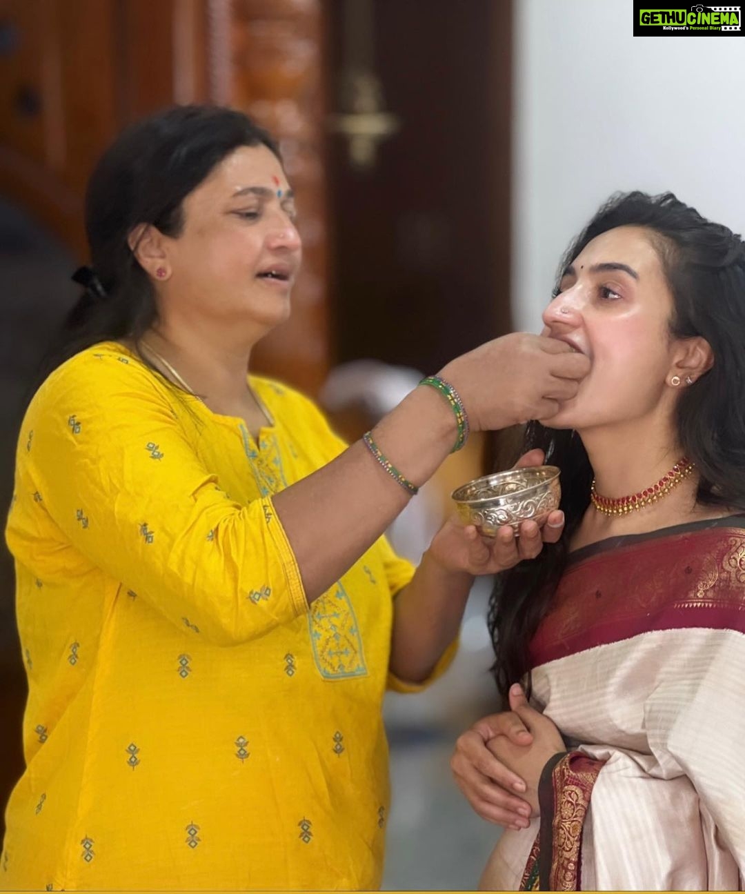 Vaishnavi Gowda Instagram - ಎಲ್ಲರಿಗೂ ಯುಗಾದಿ ಹಬ್ಬದ ಶುಭಾಶಯಗಳು , ಬೇವು ಬೆಲ್ಲ ಸವಿಯುತ ಕಹಿ ನೆನಪು ಮರೆಯಾಗಲಿ, ಸಿಹಿ ನೆನಪು ಚಿರವಾಗಿಲಿ ✨🙏🏻