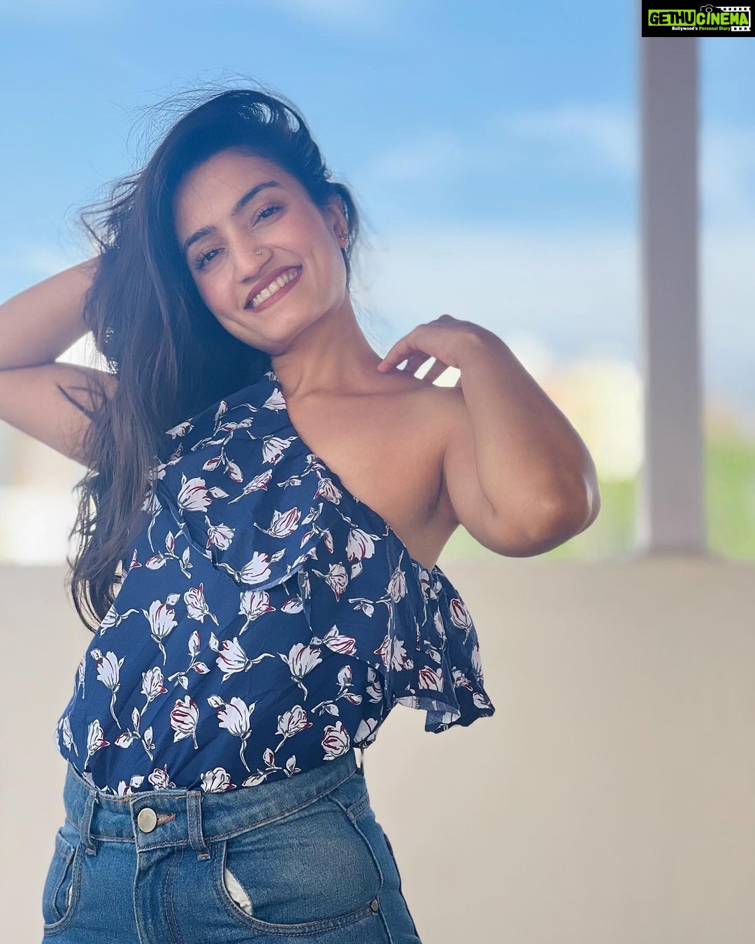 Vaishnavi Gowda Instagram - Friday feeling 🪁💙