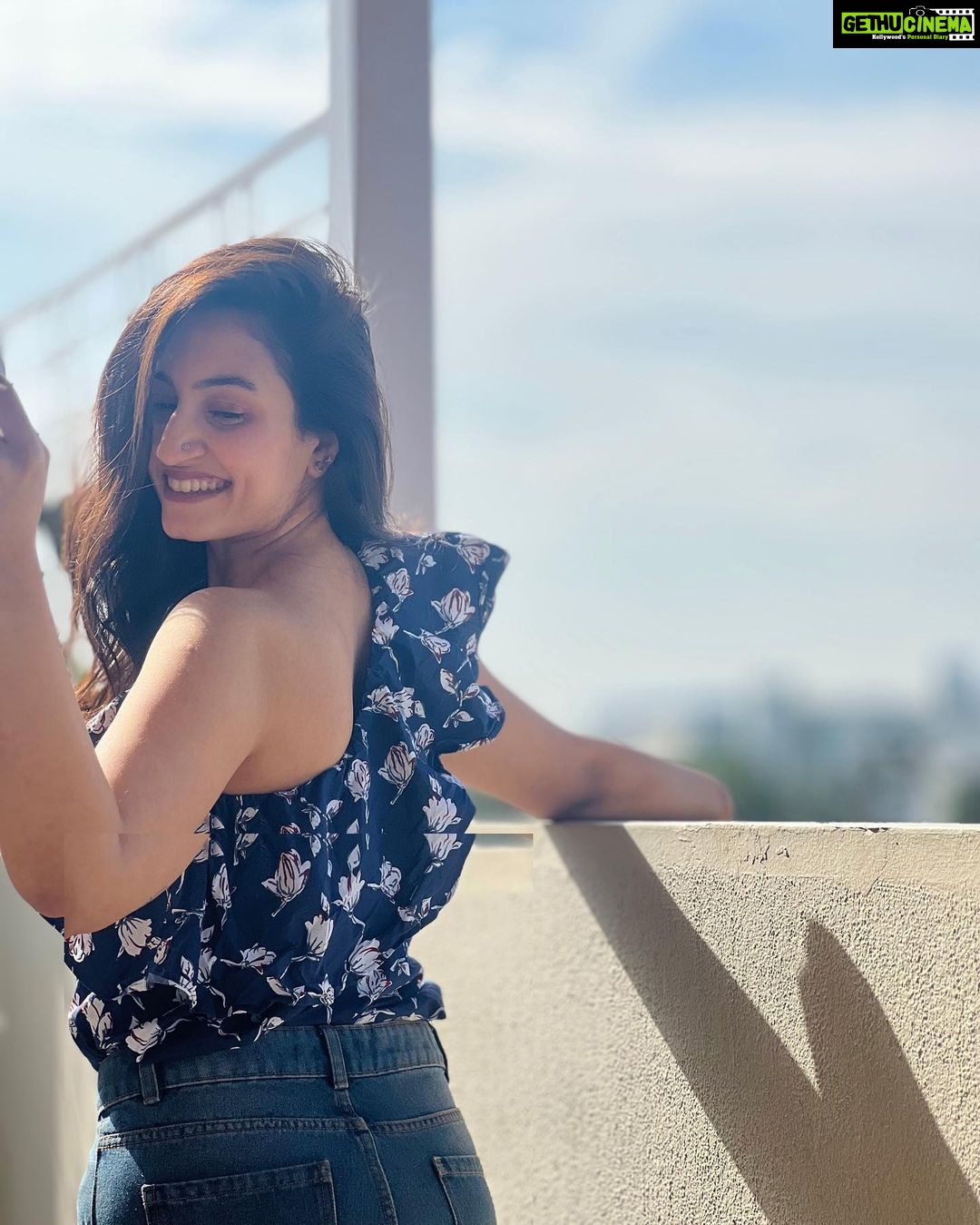 Vaishnavi Gowda Instagram - Friday feeling 🪁💙